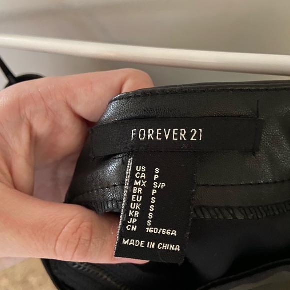 Faux leather skater skirt - Picture 3 of 3